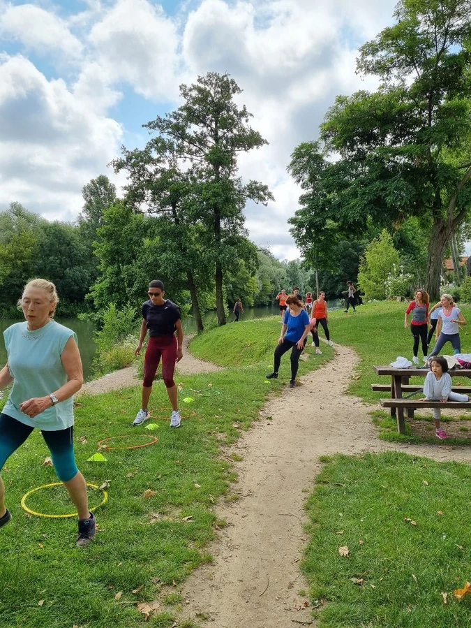 Séance de cardio outdoor avec coach certifié